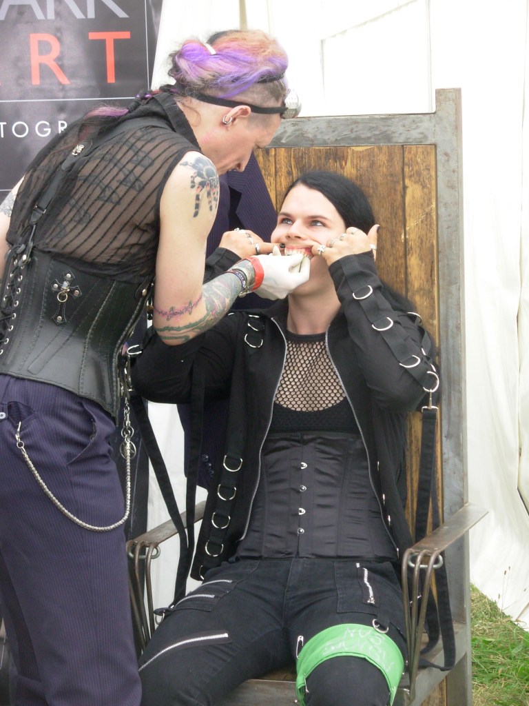 m'era luna vampire teeth