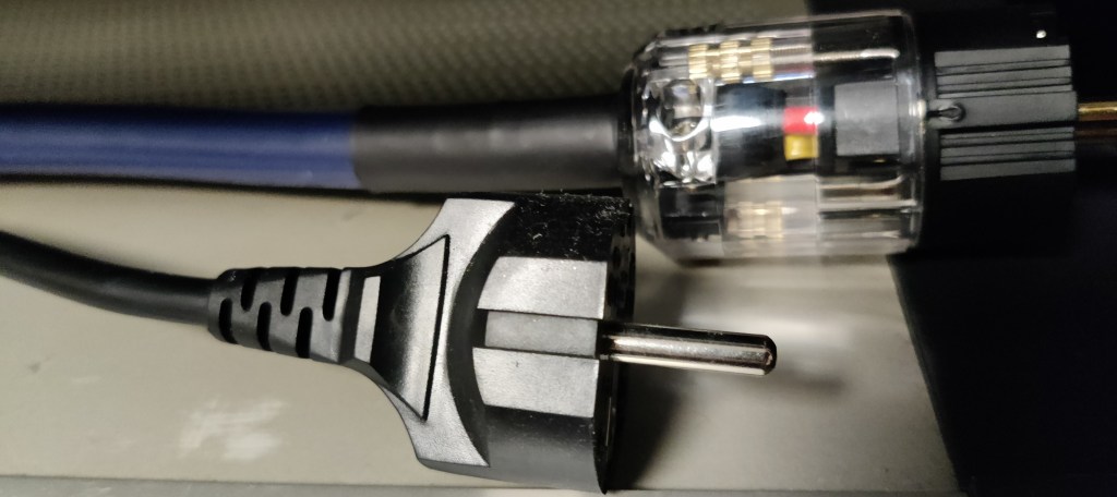 Laitetesti: Furutech-virtajohto, tavallinen virtajohto sekä wanha Isotek Gemini -virtafiltteri päätevahvistimen kanssa.