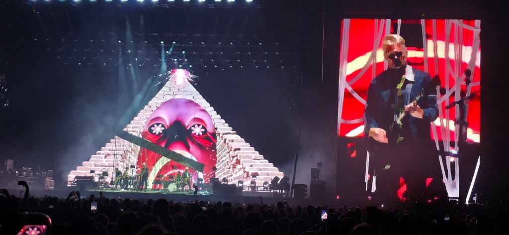 queens of the stone age strawberry arena